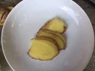 3、香辣卤鸡爪,生姜块洗净后切成生姜片待用