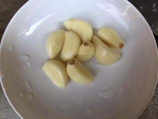 4、香辣卤鸡爪,蒜瓣去外皮待用