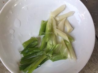 5、香辣卤鸡爪,葱白洗净后切斜刀成段待用