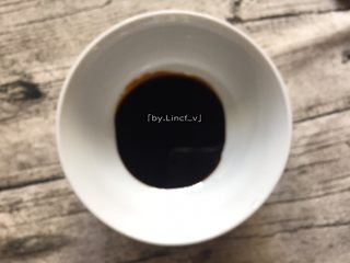 6、香辣卤鸡爪,将1勺生抽放入碗中