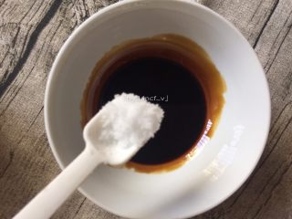 7、香辣卤鸡爪,加入2/3匙的食用盐