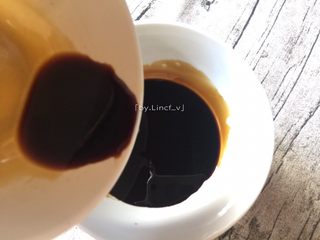 8、香辣卤鸡爪,加入2勺生抽