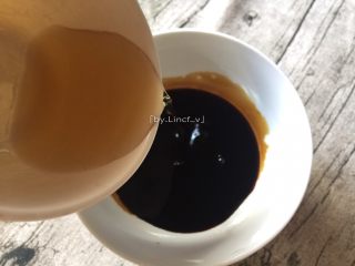 9、香辣卤鸡爪,加入2勺料酒，搅拌均匀成调料汁待用