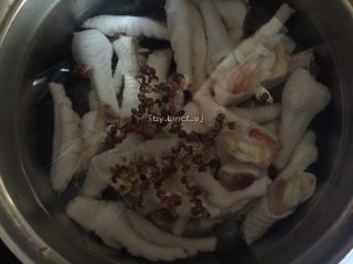 11、香辣卤鸡爪,放入花椒大火煮开