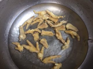 12、香辣卤鸡爪,然后捞出鸡爪，用凉水冲干净