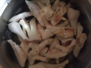 10、香辣卤鸡爪,接着将洗净切好的鸡爪放入锅中，加入适量清水