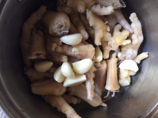 13、香辣卤鸡爪,接着将冲洗好的鸡爪放入锅中，加入蒜瓣