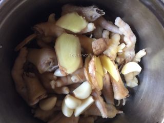 14、香辣卤鸡爪,加入生姜片