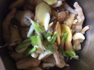 15、香辣卤鸡爪,加入切好的葱白葱段