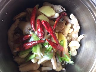 16、香辣卤鸡爪,加入红辣椒干