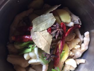 18、香辣卤鸡爪,加入香叶