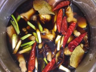 21、香辣卤鸡爪,大火煮开后转中小火煮约30分钟（煮鸡爪的时候无须盖盖子哦，这样才不会皮开肉绽的）。收汁后即可出锅