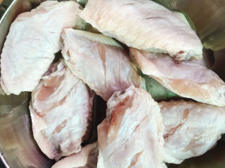 1、板栗烧鸡翅,鸡翅洗干净后在两边各切三刀，方便入味