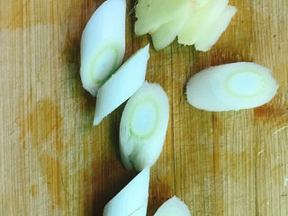 4、板栗烧鸡翅,生姜、大葱切片