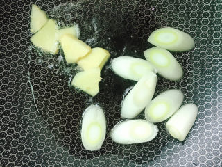 5、板栗烧鸡翅,热锅冷油，放入生姜、大葱炒香