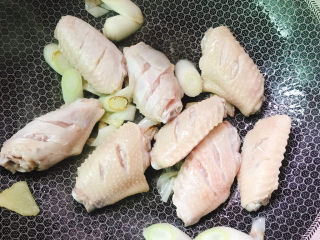 7、板栗烧鸡翅,翻炒3分钟左右