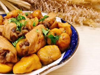 15、板栗烧鸡翅,装入盘中