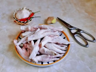 1、无骨鸡爪,准备食材。