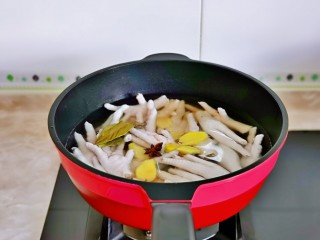 3、无骨鸡爪,煮鸡爪啦！冷水下锅，加入八角，香叶，姜片，料酒。