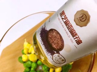 1、水晶虾饺,虾泥依次加入盐、黑芝麻牛油果油、