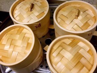 5、水晶虾饺,冷水下锅、中火将饺子蒸熟。