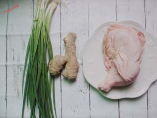 1、吮指鸡腿,准备食材