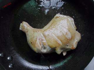 4、吮指鸡腿,煎的外皮有金黄色。