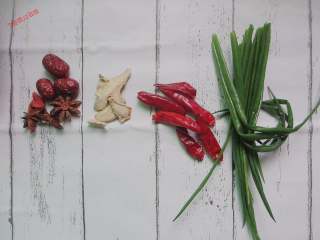 5、吮指鸡腿,准备葱结、姜片、干辣椒、红枣、胡椒、八角等香料