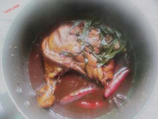 10、吮指鸡腿,大火烧开，改中小火炖30分钟左右，中间翻次面，汤汁粘稠就可以啦。​