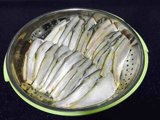 2、花刀马口鱼,马口鱼刮鳞，去头，去除内脏，清洗干净，沥干水分，备用。