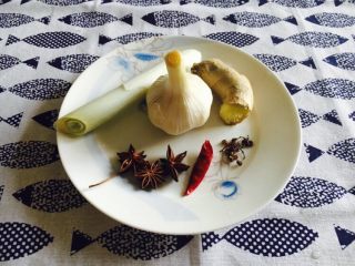 3、花刀马口鱼,准备好葱，姜，蒜，干辣椒，八角，花椒？