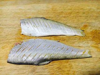 4、花刀马口鱼,先把马口鱼的一面切到成斜刀