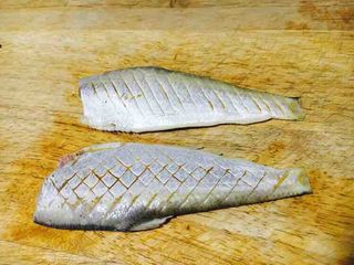 5、花刀马口鱼,然后再交叉切斜刀