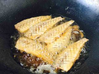 8、花刀马口鱼,锅里放适量的油，当油温五、六成热时放入马口鱼，把鱼的两面煎至金黄色。