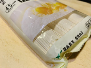 1、麻酱凉面,准备挂面