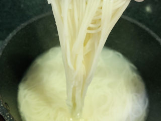 7、麻酱凉面,大概煮3分钟，夹起