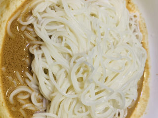 16、麻酱凉面,夹入面