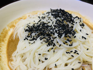 17、麻酱凉面,撒些黑芝麻