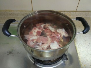 2、青花椒豉汁蒸排骨,洗净放入锅内