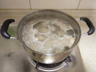 3、青花椒豉汁蒸排骨,焯水两分钟