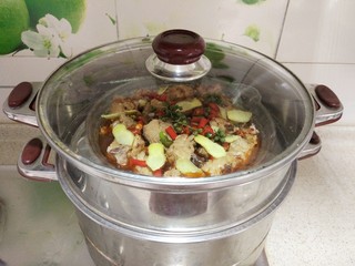 14、青花椒豉汁蒸排骨,开水上锅，中火蒸半个小时即可。