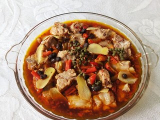 15、青花椒豉汁蒸排骨,蒸好后，将盘子端起来