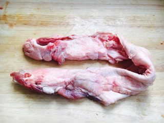1、啤酒炖牛背筋,主要食材:牛背筋