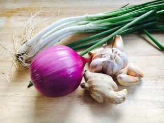 2、啤酒炖牛背筋,辅助食材:小香葱、洋葱、姜、蒜。