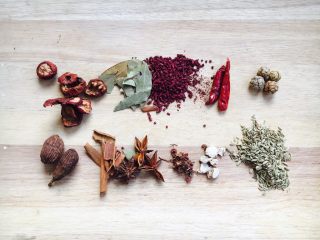 3、啤酒炖牛背筋,辅助食材:前排自左分别是,草果、桂皮、八角、花椒,山柰、小茴香。后排自左是,山楂片,香叶、红曲米、干辣椒、草寇。