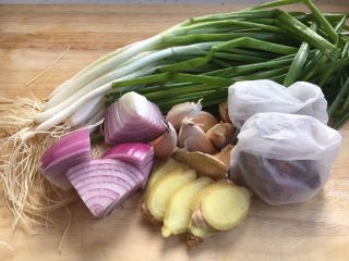 4、啤酒炖牛背筋,洋葱切块,姜切片,小香葱打结,其它的辅助食材装入料包。