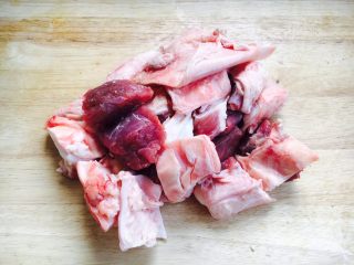 5、啤酒炖牛背筋,牛背筋切成核桃块大小