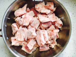 6、啤酒炖牛背筋,放入锅里,倒入没过食材的凉水,浸泡1个小时。