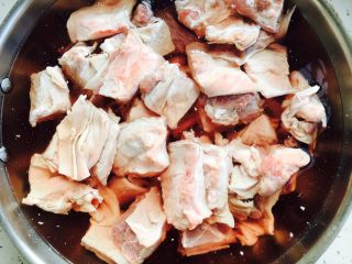 7、啤酒炖牛背筋,浸泡后将血水倒掉,再多清洗几遍。