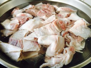 8、啤酒炖牛背筋,锅里放入凉水和牛背筋。